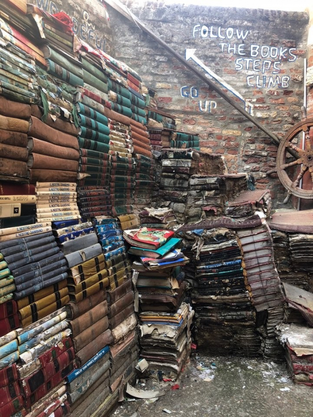 아쿠아알타 서점의 겹겹이 쌓인 책들.